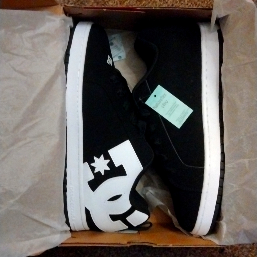 DC Shoes sz11 Brand new in box